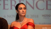 Alexandra Gottardo tampil sangat seksi di acara gala premier film Hanum & Rangga di Plaza Indonesia. Ia tampak menunjukan bagian dadanya dengan dress merah.  Foto: (Noel/detikHOT)