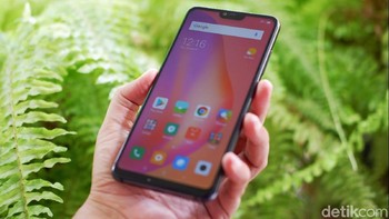 Dimensi ponsel ini sangat nyaman dalam genggaman. Foto: Adi Fida Rahman/detikINET