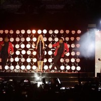 Mariah Carey menyapa para penggemarnya di Indonesia lewat konser yang digelar semalam, Selasa (8/11/2018), di kompleks Candi Borobudur, Magelang, Jawa Tengah. Ini adalah konser kedua sang diva internasional tersebut di Indonesia. (Foto: dok. Rajawali)