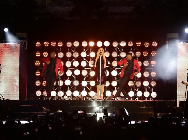 Mariah Carey menyapa para penggemarnya di Indonesia lewat konser yang digelar semalam, Selasa (8/11/2018), di kompleks Candi Borobudur, Magelang, Jawa Tengah. Ini adalah konser kedua sang diva internasional tersebut di Indonesia. (Foto: dok. Rajawali)