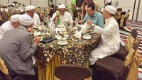 Kalau ini, momen makan Habib Rizieq bersama Tommy Soeharto dan tokoh Front Pembela Islam lainnya. Entah acara apa yang membuat mereka duduk satu meja dan makan bersama. Foto: Instagram plural.idn