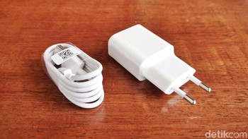 Dalam paket penjualannya, Xiaomi hanya memberikan charger dan kabel data. Foto: Adi Fida Rahman/detikINET