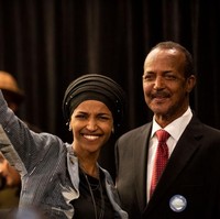 Sebelum ia terpilih untuk menjadi anggota parlemen. Ada beberapa pihak yang tidak menyetujui pencalonannya. Debra Anderson, salah satu anggota dari kelompok yang menentang hukum syariah mengatakan bahwa tidak ingin Omar maju. Foto: Getty Images