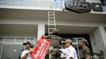 Reklame Barbershop Hingga Coffeshop Ditertibkan Satpol PP