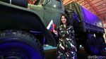 Aihh.. Ada Dara Cantik di Tengah Alat Tempur