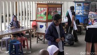 Para pedagang menjual barang dagangan mulai dari pakaian, makanan dan masih banyak lagi.