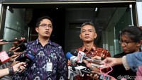 Komisioner KPU, Wahyu Setiawan bersama juru bicara KPK, Febri Diansyah memberikan keterangan pers terkait pertemuan antara KPU dan KPK.