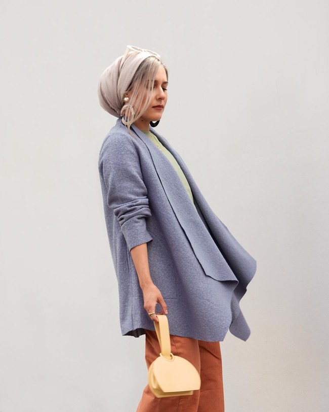 Tahun 2018 Dina lebih berani mengeluarkan beberapa helai rambutnya di bagian depan. Namun, ia tetap memakai scarf untuk menutupi kepalanya. Ia pun menulis buku berjudul Modestly Foto: Facebook/DinaTokio