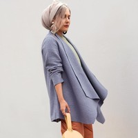 Tahun 2018 Dina lebih berani mengeluarkan beberapa helai rambutnya di bagian depan. Namun, ia tetap memakai scarf untuk menutupi kepalanya. Ia pun menulis buku berjudul Modestly Foto: Facebook/DinaTokio