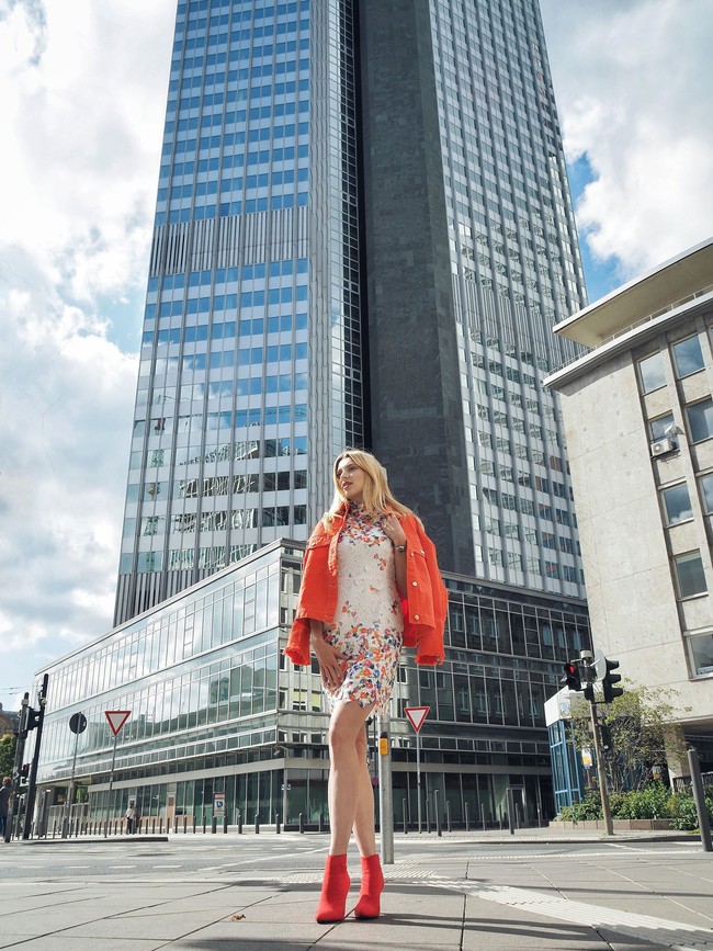 Aku memulainya dengan lugu tapi itu menjadi sedikit seksual. Kami mengirim foto kepada satu sama lain mengenai apa yang kami lakukan. Tentu ada bebebera selfie intim. Aku ingin bereksperimen dengan pria yang lebih tua dan tentu dia (berpenampilan) menarik, tambahnya. Foto: Blog Jusmonde