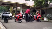 Sejumlah motor listrik Gesits produksi anak-anak ITS telah terparkir di halaman Istana Negara, Jakarta, Rabu (7/11/2018).