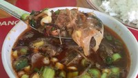 Potongan daging isi tauto ada yang besar dan ada yang kecil. Yang penting empuk juicy menyatu dengan bumbu pedas gurihnya. Sluurp! Foto : Instagram @semarang_makan