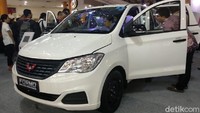 Mobil yang disebut cocok untuk warga Indonesia yang sedang menggeluti bisnis ini mampu mengangkut penumpang hingga 8 orang. Selain dihargai murah, Formo memiliki fitur yang sudah lengkap. Mari kita bandingkan dengan Daihatsu Gran Max.Foto: Luthfi Anshori