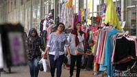 Para PKL menjajakan barang-barang di pinggiran Jalan Jatibaru yang berada dibawah Skybridge Tanah Abang.