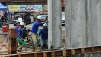 Turap tersebut juga untuk mengantisipasi longsor.