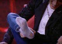 Berpenghasilan Rp 367 M, Artis Ini Ditertawakan Karena Pakai Kaus Kaki Bolong