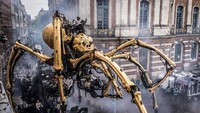 Monster-monster ini adalah bagian dari pertunjukan berjudul The Guardian of the Temple. Monster-monster ini bernama Ariane dan Asteron. (Eric Cabanis/ AFP)