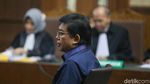 Pengacara Lucas Beri Jempol Sebelum Didakwa Jaksa KPK