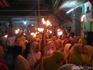 Ribuan Santri Membaur dengan Warga Probolinggo di Rabo Bungkasan