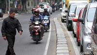 Sejumlah motor melawan arah karena tak sabar menunggu lampu merah.