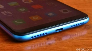 Bagian bawah terdapat speaker dan port micro USB. Foto: Adi Fida Rahman/detikINET