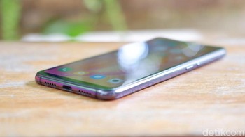 Bagian bawah terdapat speaker dan port USB type C. Foto: Adi Fida Rahman/detikINET