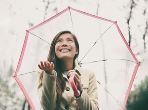 Mau Wajah Tetap Flawless di Musim Hujan? Begini Tips Praktisnya