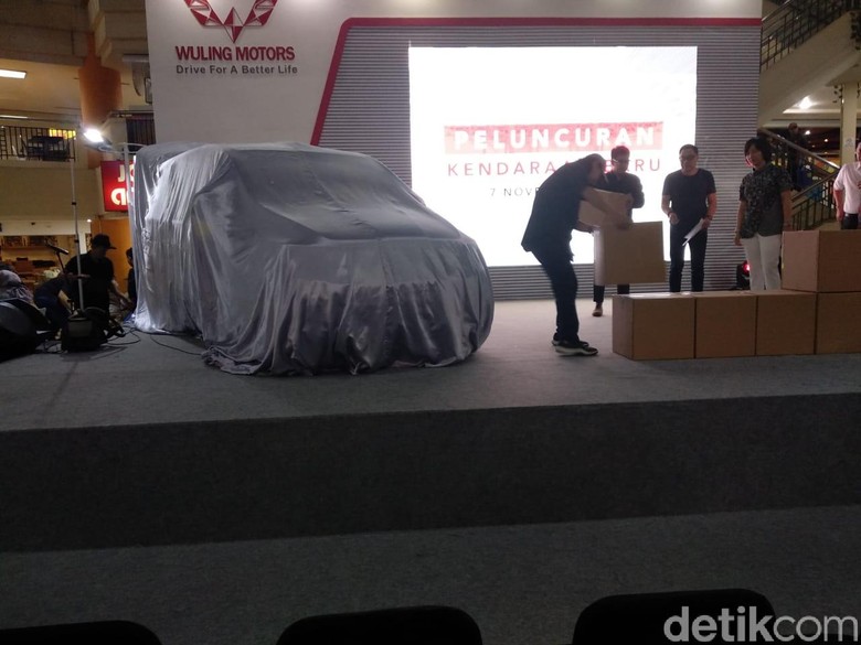 Mobil Baru Wuling Masih Ditutupi sebelum diluncurkan. Foto: Luthfi Anshori Mobil Baru Wuling Masih Ditutupi sebelum diluncurkan. Foto: Luthfi Anshori