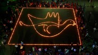 Cahaya memiliki peran penting dalam perayaan ini. Karena cahaya dilambangkan sebagai jalan yang membimbing manusia dari kegelapan. Lampu dan lilin ditata di seluruh sisi, menandakan cahaya yang terus memancar sebagai lambang kemakmuran. Ajay Verma/Reuters.