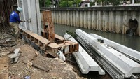 Pembangunan turap ini untuk mengantisipasi banjir di kawasan Rawasari, Jakarta Pusat.