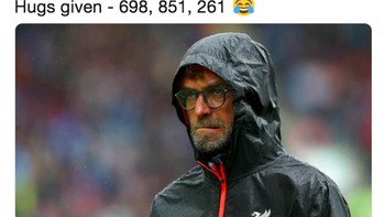 Jurgen Klopp belum menyumbangkan trofi apapun, tapi tetap banyak memberikan pelukan. Foto: Twitter