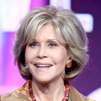 Jalan sehat bersama anjing-anjing kesayangan kini menjadi aktivitas fisik sekaligus hobinya. Jane juga terkadang hiking dan sesekali olahraga ringan untuk menjaga tubuh tetap kuat di usia senja. (Foto: Getty Images)