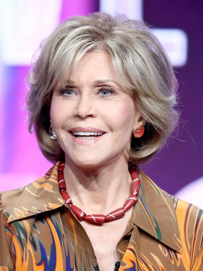 Jalan sehat bersama anjing-anjing kesayangan kini menjadi aktivitas fisik sekaligus hobinya. Jane juga terkadang hiking dan sesekali olahraga ringan untuk menjaga tubuh tetap kuat di usia senja. (Foto: Getty Images)