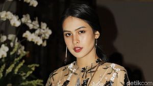 Foto: Adu Gaya Artis Indonesia di Fashion Show Biyan
