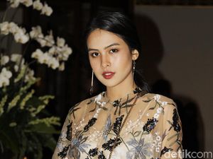 Foto: Adu Gaya Artis Indonesia di Fashion Show Biyan