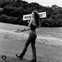 Dia mengubah namanya menjadi Lily Sastry yang merupakan nama belakang ibunya. Usut punya usut, Lily punya kekecewaan yang besar terhadap sang ayah yang bercerai dengan ibunya. Lily pun perang dingin dengan sang ayah. Foto: Instagram (@lilisastry)