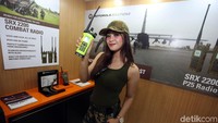 Seorang SPG berpose di Pameran industri pertahanan Indo Defence 2018 Expo & Forum.