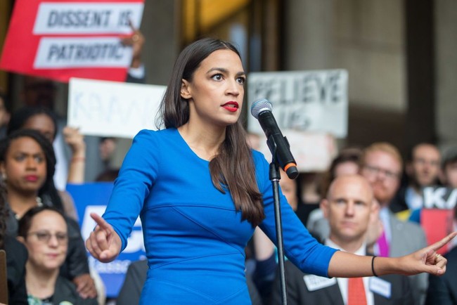 Ocasio-Cortez sudah mencicip dunia politik sejak sekitar dua tahun lalu. Pada 2016, ia bekerja sebagai organizer untuk Senator Bernie Sanders saat masa kampanye. Foto: Getty Images