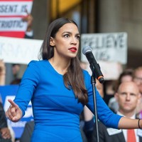 Ocasio-Cortez sudah mencicip dunia politik sejak sekitar dua tahun lalu. Pada 2016, ia bekerja sebagai organizer untuk Senator Bernie Sanders saat masa kampanye. Foto: Getty Images