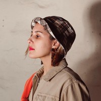 Dina Tokio juga pernah tampil hanya memakai topi untuk menutupi rambutnya. Tak lama kemudian, ia mencurahkan perasaannya selama ini bahwa dirinya merasa komunitas hijabers sudah menjadi toxic. Foto: Instagram/DinaTokio