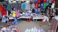 Belum diketahui pasti sejak kapan para PKL mulai berjualan di kolong Skybridge itu.
