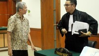 Sebelum bersidang dan usai sidang Muljono Tedjokusumo berdiskusi dengan kuasa hukumnya diruang sidang.