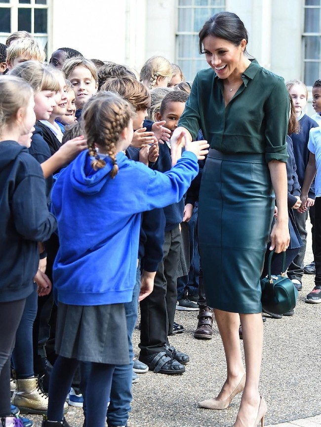 Dikutip dari Vogue, Gabriela yang berbasis di New York City kerap terinspirasi dari budaya Uruguay, negara tempatnya bertumbuh. Karyanya bukan cuma unik, tapi juga berkelanjutan alias sustainable. Hampir 99 persen material yang Gabriela gunakan adalah ramah lingkungan. (Foto: Getty Images)