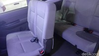 Kalau ini Wuling Formo minibus untuk 7 seater. Sayangnya, belum ada headrest di kursi penumpang maupun airbag di kursi depan. Foto: Luthfi Anshori