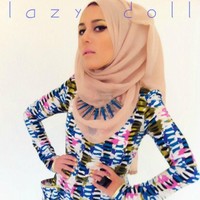 Dina juga sempat merilis busana muslim dengan nama Lazy Doll. Karyanya itu juga sempat viral dan membuatnya populer. Belum banyak busana berhijab yang modis seperti itu di Inggris. Foto: Facebook/DinaTokio