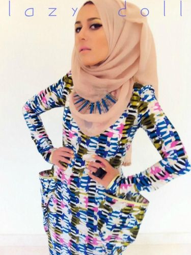 7 Fakta Tentang Dina Tokio, Blogger yang Jadi Kontroversi Karena Hijab