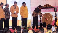 Dengan memukul gong, Jokowi membuka pembekalan caleg DPR Partai Hanura di Hotel Discovery Ancol, Jakarta, Rabu (7/11/2018).