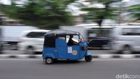 Tak hanya kendaraan roda dua, sejumlah angkot dan bajaj pun nampak melawan arah karena tak ingin menunggu lama.
