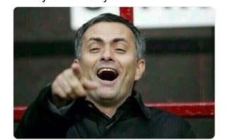 Mourinho pun sampai tertawa melihat penampilan Liverpool belakangan ini. Foto: Twitter