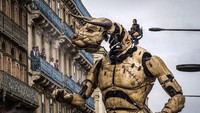 Selama 4 hari dua monster raksasa setinggi 15 meter mengelilingi kota ini. Monster-monster ini bernama Ariane dan Asteron. (Eric Cabanis/ AFP)
